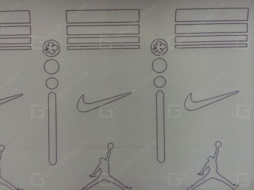 Laserschneiden von Wärmeübertragungs-Logodesigns