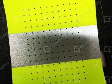反射テープ上のレーザー穿孔